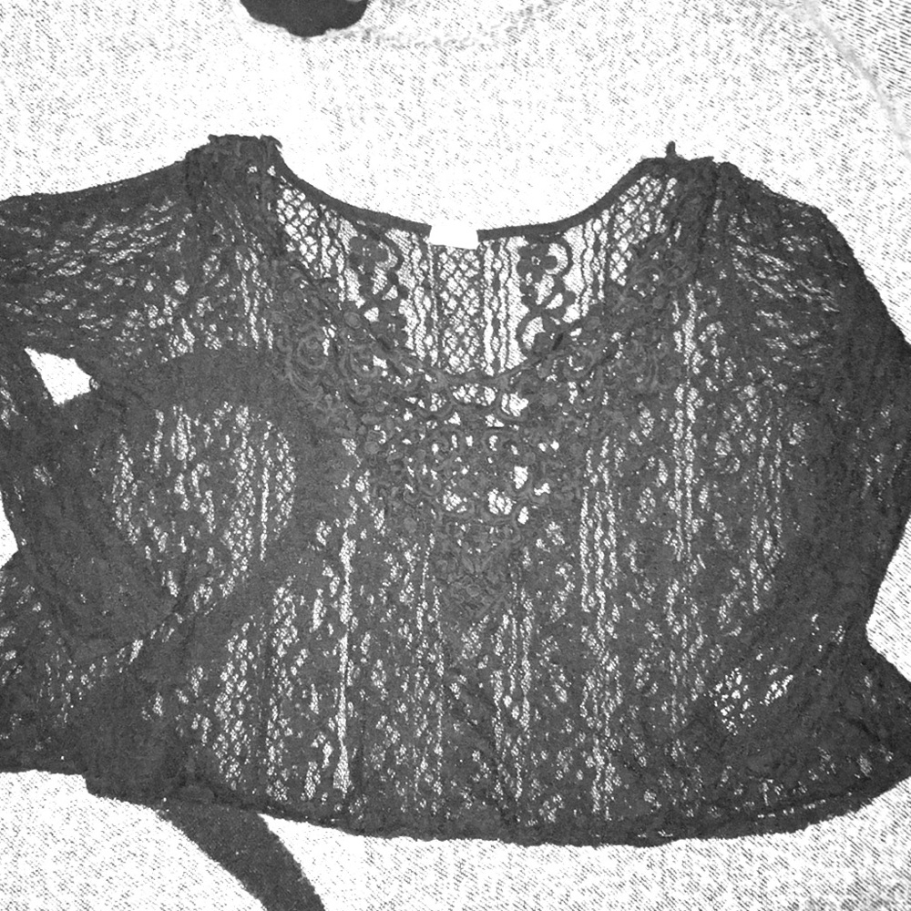 Lacey black Hollister crop